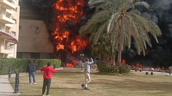 حريق ضخم يلتهم شالية ومتجر بإحدى القرى السياحية في مطروح