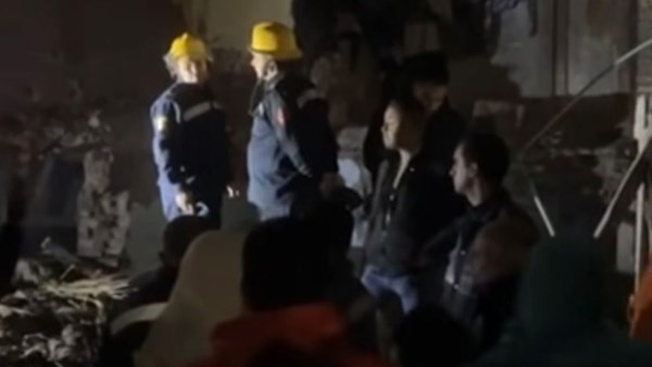 الهلال الأحمر المصري ينتشر بموقع عقار الإسماعيلية المنهار