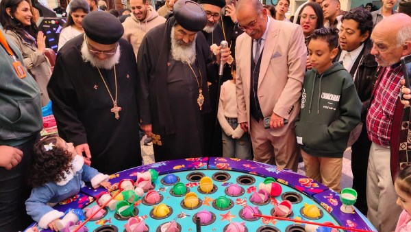 مطران بورسعيد يشارك أطفال وشباب كنيسة الأنبا بيشوي الاحتفال بعيد الميلاد