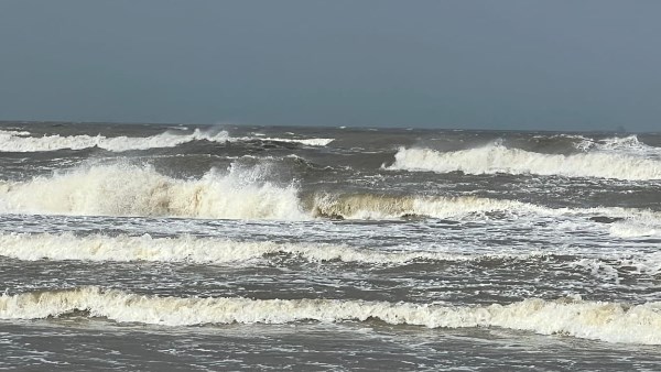 طقس غير مستقر.. أمطار وأجواء شتوية على شاطئ بورسعيد