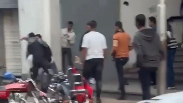 ضبط المتهمين بالتشاجر بأسلحة بيضاء أمام مجمع بريد بورسعيد ضبط المتهمين بالتشاجر بأسلحة بيضاء أمام مجمع بريد بورسعيد