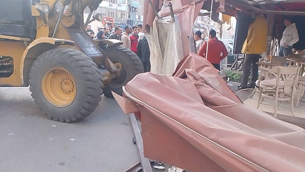 حي مناخ بورسعيد يزيل بروز مقهيين بشارع النصر | شاهد