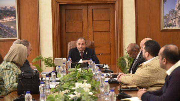 محافظ بورسعيد يستعرض مقترح المشاركة المجتمعية للشركة المصرية لإنتاج البروبلين