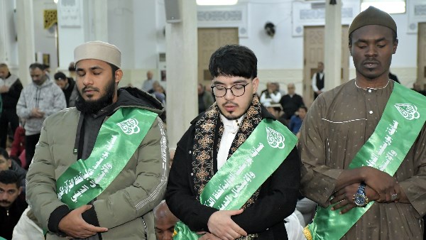 المشاركون بمسابقة بورسعيد لحفظ القرآن يؤدون صلاة الجمعة وينشدون بمسجد السلام المشاركون بمسابقة بورسعيد لحفظ القرآن يؤدون صلاة الجمعة وينشدون بمسجد السلام