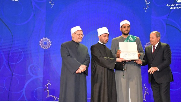 وزير الأوقاف يكرم الأئمة الفائزين خلال افتتاح مسابقة بورسعيد الدولية للقرآن الكريم وزير الأوقاف يكرم الأئمة الفائزين خلال افتتاح مسابقة بورسعيد الدولية للقرآن الكريم