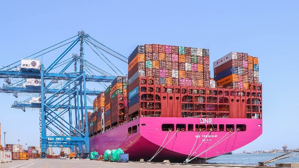 ميناء دمياط يستقبل 6 سفن حاويات وبضائع عامة