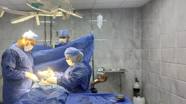 إجراء 40 عملية في 30 ساعة بمستشفى الزقازيق العام .. صور