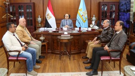 محافظ كفر الشيخ يناقش مع القابضة للمياه مشروعات الإحلال والتجديد