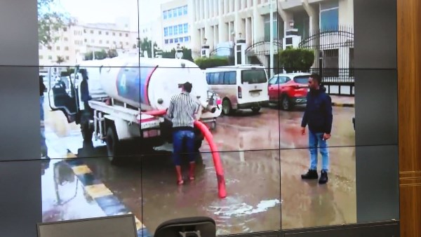 محافظ كفر الشيخ يتابع كسح مياه الأمطار من غرفة الطوارئ| صور محافظ كفر الشيخ يتابع كسح مياه الأمطار من غرفة الطوارئ| صور