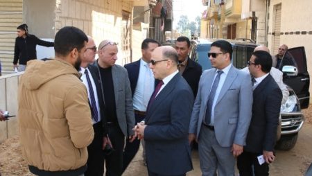 محافظ كفر الشيخ يتابع تركيب شوارع سيدي غازي بـ الإنترلوك.. صور