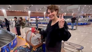 هدايا مربوطة بالحقائب .. مطار القاهرة يفاجئ الركاب بأجواء الكريسماس| شاهد