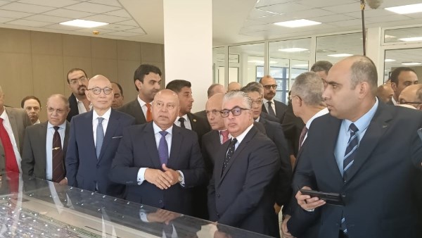 الوزير: السخنة أول ميناء مصري يشهد دخول قطاري الكهربائي السريع والديزل الوزير: السخنة أول ميناء مصري يشهد دخول قطاري الكهربائي السريع والديزل