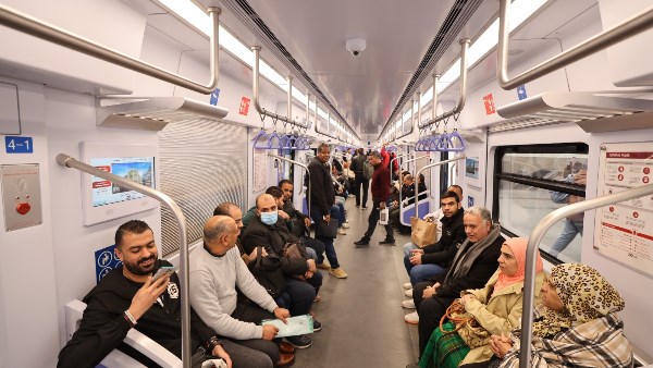 «النقل» تنشر صورًا جديدة توضح الإقبال الكثيف على استقلال القطار الكهربائي الخفيف |شاهد «النقل» تنشر صورًا جديدة توضح الإقبال الكثيف على استقلال القطار الكهربائي الخفيف |شاهد