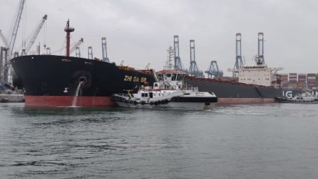 138 ألف طن بضائع.. ميناء دمياط يستقبل أكبر حمولة في تاريخه