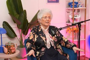 جدة تبلغ من العمر 73 عامًا مارست العزوبة لمدة 40 عامًا تنفتح على الحياة كمرافقة