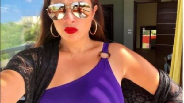 صورة ياسمين عبد العزيز بالمايوه تثير الجدل.. من يقف خلفها؟