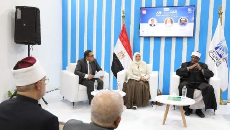 جناح دار الإفتاء بمعرض الكتاب يناقش دور الفتوى في ترسيخ قيمة الانتماء إلى الوطن