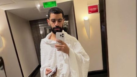 شقيق صلاح يؤدي مناسك العمرة .. صور