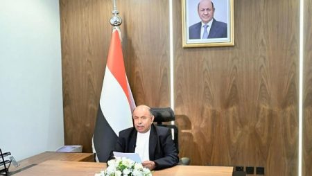 بعد قرار العليمي .. إجراء عاجل من محافظ حضرموت سالم الخنبشي