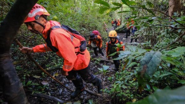 منذ السبت الماضي.. العثور على جثث ركاب الطائرة المفقودة في إندونيسيا