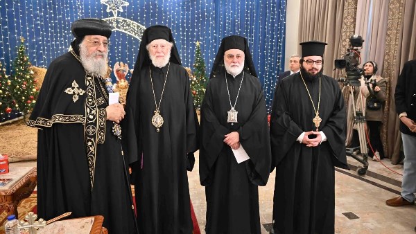 البابا تواضروس يستقبل مطران طنطا للروم الأرثوذكس ومحافظ القاهرة للتهنئة بعيد الميلاد