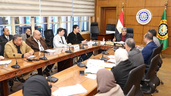 محافظ الدقهلية يشدد خلال اجتماع لجنة الإعلانات على الالتزام بالمواصفات المقررة