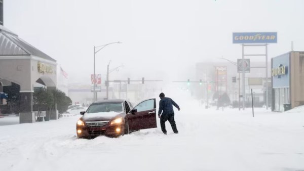 عاصفة شتوية مرعبة تقتـ.ـل الناس.. و«ترامب» يعلن الطوارئ في 10 ولايات أمريكية |شاهد