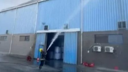 4 سيارات وسلم هيدروليكي.. إخماد حريق مصنع بلاستيك بالمنطقة الصناعية بأكتوبر