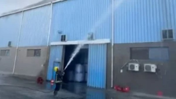 4 سيارات وسلم هيدروليكي.. إخماد حريق مصنع بلاستيك بالمنطقة الصناعية بأكتوبر