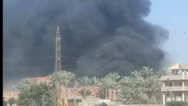 أعمدة الدخان تغطي السماء.. حريق هائل يلتهم مصنع مراتب بالبدرشين وفرق الإطفاء تكافح النيران