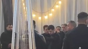 وسط مساندة أصدقائه.. حزن وانهيار رضا البحراوي في عزاء والدته