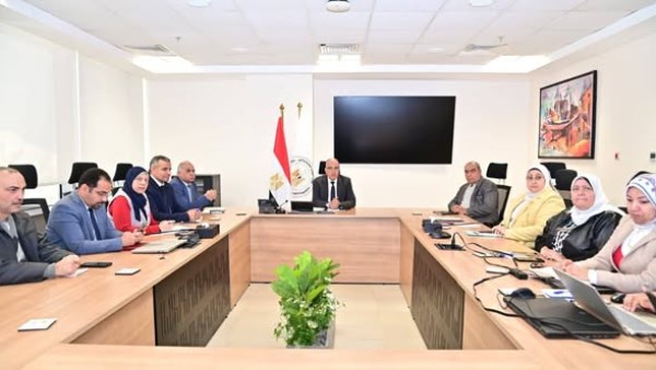 وزير الري يبحث موقف التطبيقات المستخدمة بالوزارة لرصد الحشائش بالمجاري المائية
