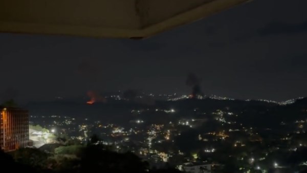 فوضى في كاركاس.. تحليق طائرات هليكوبتر وعشرات المركبات تهرب والدخان يتصاعد