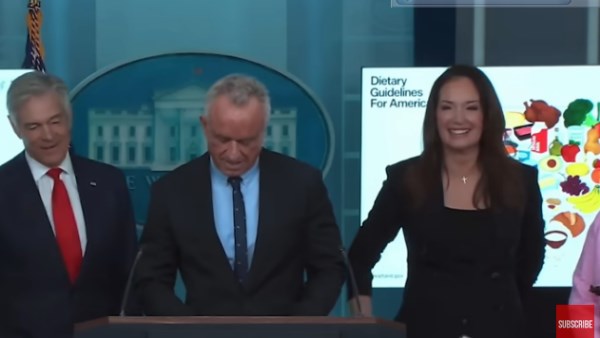 بصوت البط .. رنة هاتف وزير الصحة الأمريكي تخطف الأضواء في البيت الأبيض | شاهد