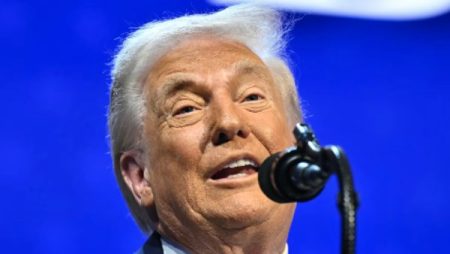 تصريح مفاجئ في دافوس.. ترامب يلوح بإعادة فتح باب الحوار مع إيران