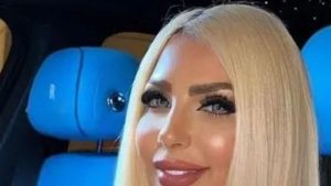 سارة خليفة تؤدي صلاة العصر عقب رفع جلسة محاكمتها للاستراحة