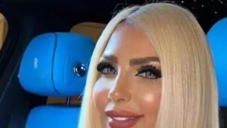 سارة خليفة تؤدي صلاة العصر عقب رفع جلسة محاكمتها للاستراحة