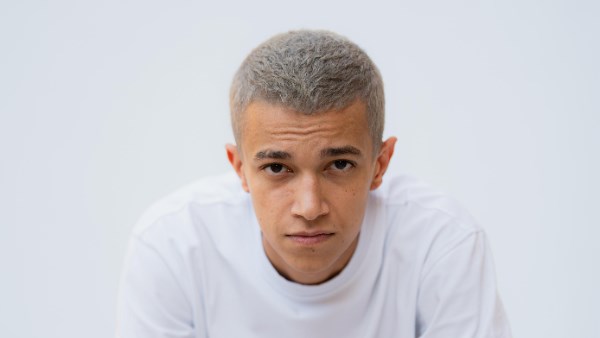 الأردني يزن عيد يشارك منة شلبي وإياد نصار بطولة مسلسل صحاب الأرض في رمضان 2026