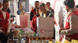 أنجلينا جولي تشارك متطوعي الهلال الأحمر تعبئة المساعدات الإنسانية لـ غزة| صور