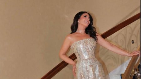 منى زكي تخطف الأنظار بإطلالة ذهبية ساحرة في أحدث ظهور