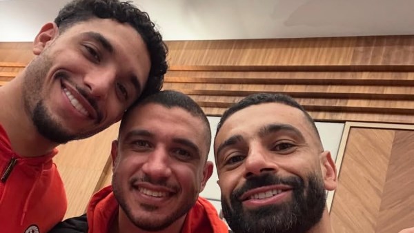 صورة تاريخية.. محمد صلاح بجانب مرموش وربيعة احتفالاً بالفوز على كوت ديفوار | شاهد