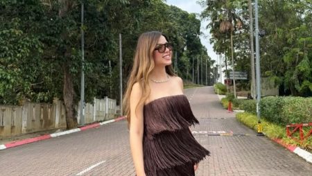 ميرنا جميل تلفت الأنظار من ماليزيا بإطلالة صيفية جذابة