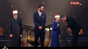 مصطفى حسني يواسي عمر علي بعد خروجه من دولة التلاوة.. ويقبل يده