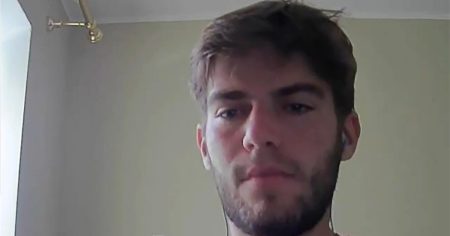 توفي مراسل التنس المحبوب داميان كوست عن عمر يناهز 26 عامًا بعد تشخيص إصابته بمرض “نادر”.