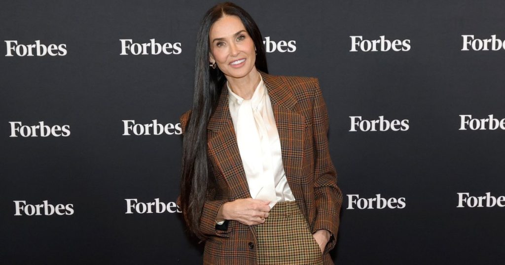 أعادت ديمي مور للتو نمط السترة الكلاسيكي (ولكن المثير للجدل) – أعد إنشاء المظهر