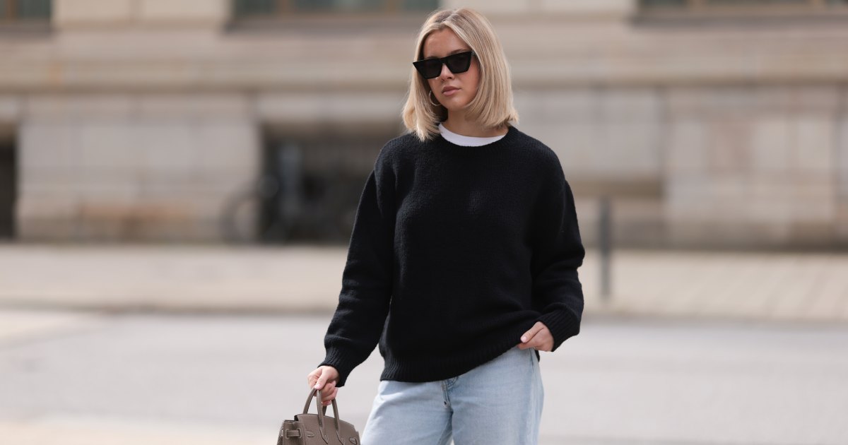 هامبورغ، ألمانيا - 05 أبريل: شوهدت إيزابيل هارتمان وهي ترتدي نظارة شمسية سوداء من سيلين، وسترة من صوف الكشمير الأسود من Almada Label، وسترة جينز زرقاء فاتحة من Levi وحقيبة يد Hermès Birkin 25 من الجلد البني / الرمادي الداكن في 05 أبريل 2024 في هامبورغ، ألمانيا. (تصوير جيريمي مولر / غيتي إيماجز)