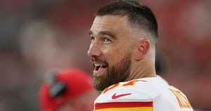 ترافيس كيلسي يجري “مناقشات” مع Netflix بشأن الدور الإذاعي الرئيسي (حصريًا)