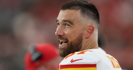 ترافيس كيلسي يجري “مناقشات” مع Netflix بشأن الدور الإذاعي الرئيسي (حصريًا)