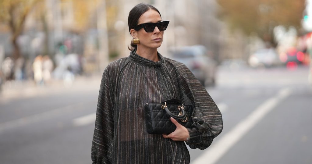 باعتباري كاتبة أزياء، ألجأ دائمًا إلى هذه البلوزات الـ 17 التخسيسية عندما أريد أن أبدو رشيقًا