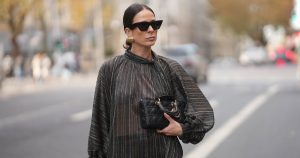 باعتباري كاتبة أزياء، ألجأ دائمًا إلى هذه البلوزات الـ 17 التخسيسية عندما أريد أن أبدو رشيقًا